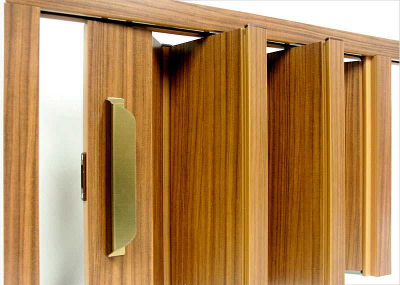 Какие представлены двери гармошка в Леруа Мерлен: каталог В чем заключаются преимущества подобных моделей дверных конструкций, как производится их монтаж