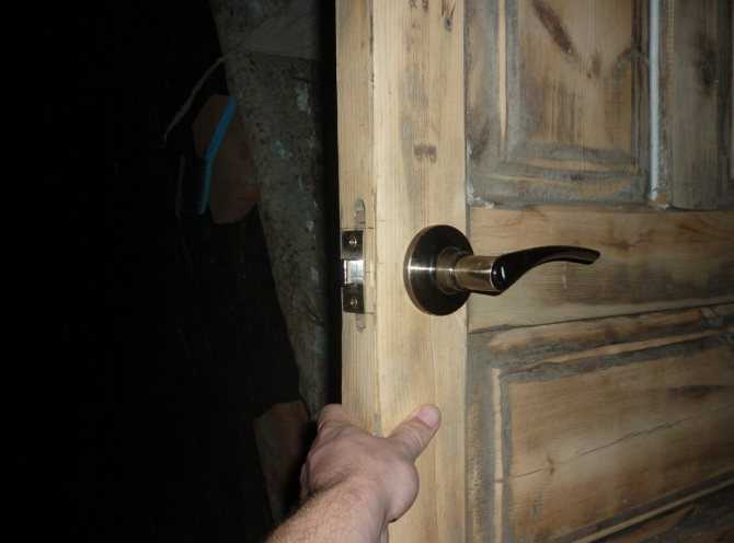 Как производится замена дверной ручки входной металлической двери Необходимый инструмент для проведения работ Полный порядок действий