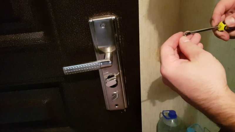 Как снять ручку с входной металлической двери