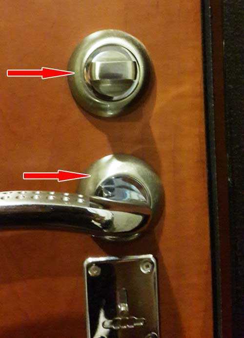 Как в межкомнатной двери поменять ручку, в том числе поставить на место старой круглую дверную фурнитуру, сколько это стоит?