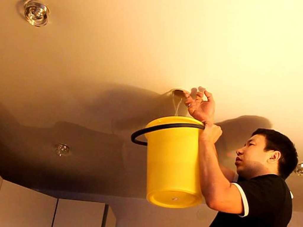 Как самостоятельно слить воду с натяжного потолка и ремонт после залива