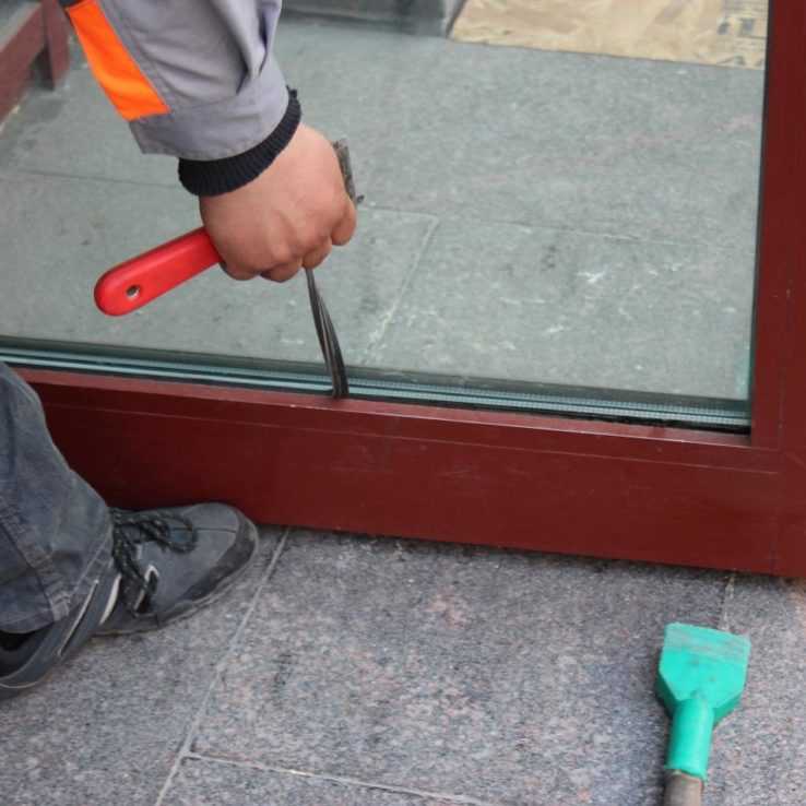 Как правильно снять пластиковую балконную дверь