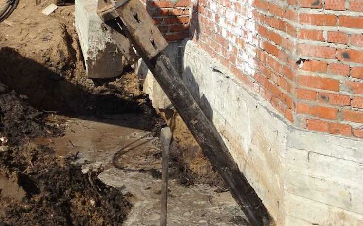Как укрепить кирпичный фундамент старого деревянного дома своими руками?