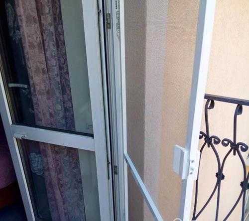 Установка москитной сетки на балконную дверь своими руками: как замерить размер и как она крепится
