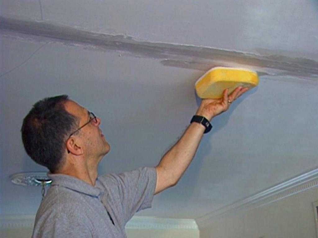 Подготовка потолка под покраску: инструменты и средства защиты, удаление старого покрытия, реставрация штукатурки, грунтовка и шпаклевка