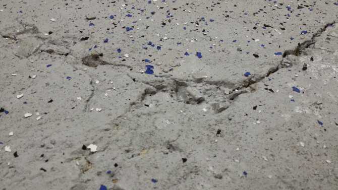 Чем покрыть бетонный пол, чтобы не пылил? советы