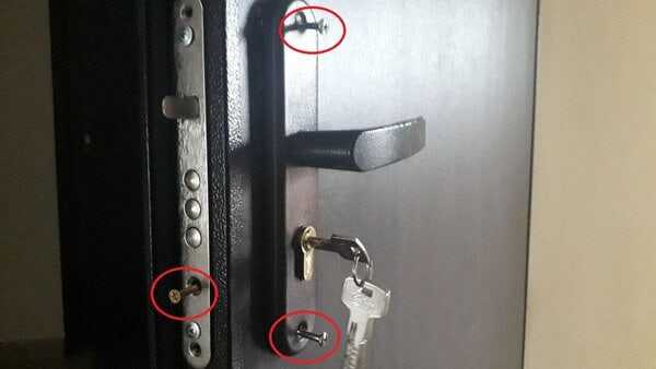 Как заменить ручку на входной металлической двери?