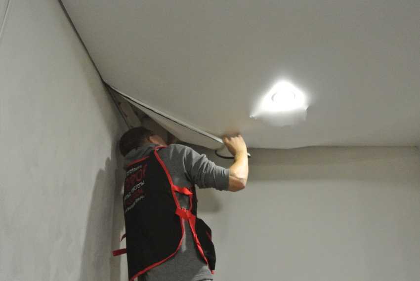 Ремонт натяжных потолков после пореза как заклеить своими руками что делать в случае повреждения потолочного покрытия как заделать и устранить порез