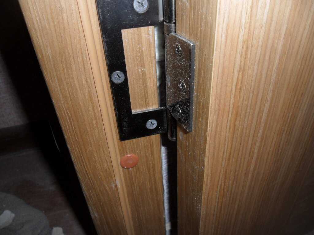 Установка петель на двери шкафа своими руками: как правильно прикрутить, крепление дверцы