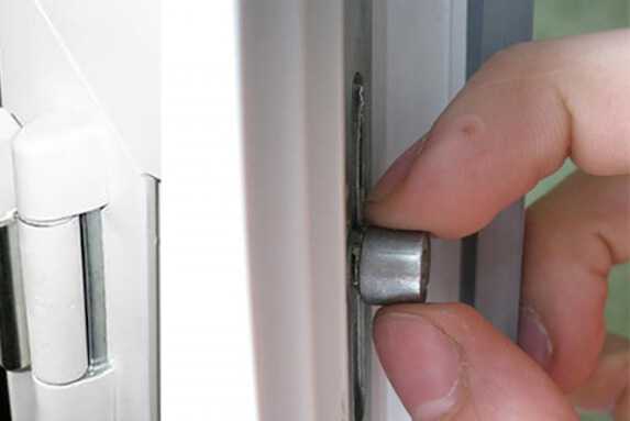 Защелка для балконной двери: типы фиксаторов и установка своими руками
