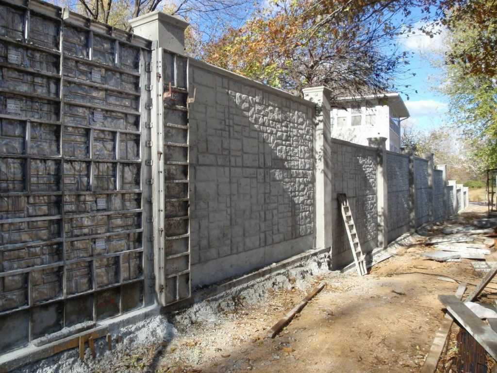 Бетонный забор - инструкция по подбору и установке сооружения (85 фото)
