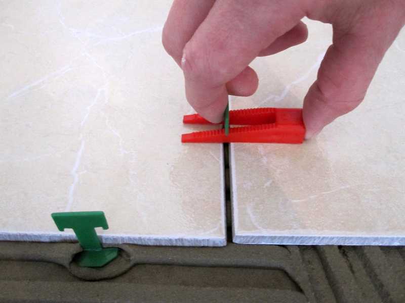 Укладка плитки с помощью системы выравнивания – как ею правильно пользоваться