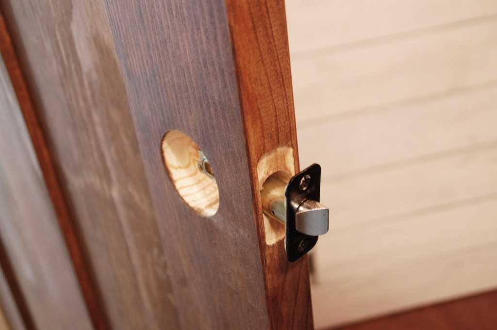 Какой нужен инструмент для установки межкомнатных дверей?