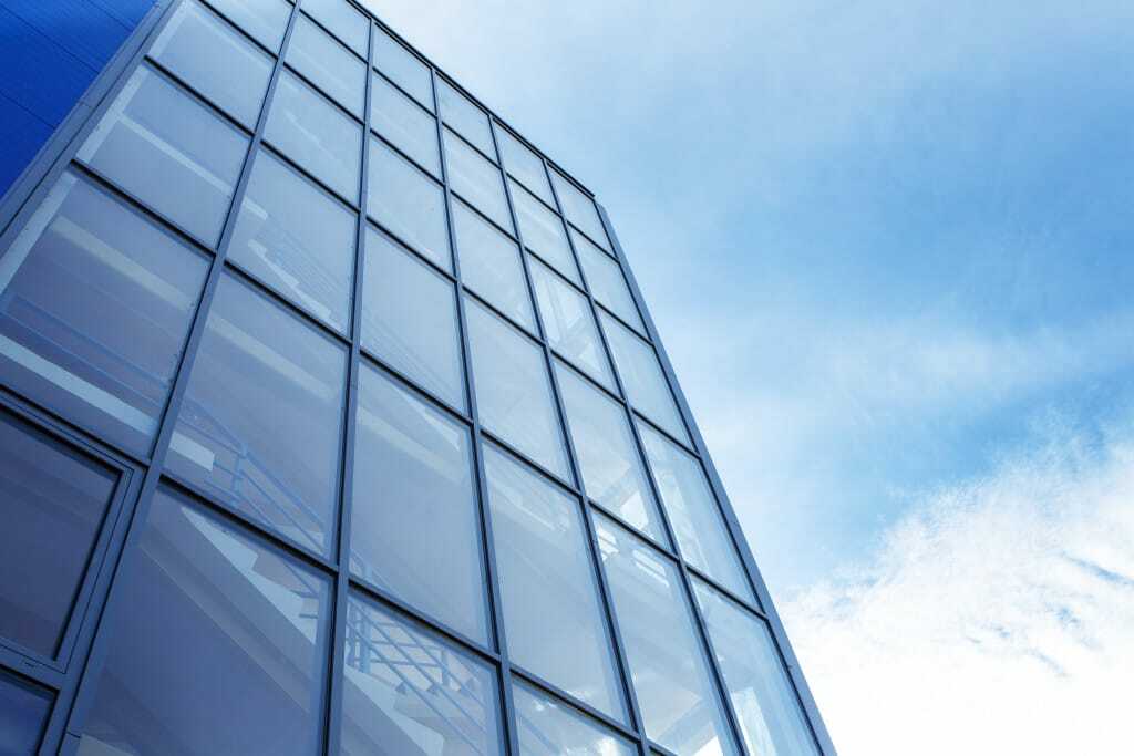 Фасадное остекление зданий: виды, преимущества и область применения светопрозрачных конструкций