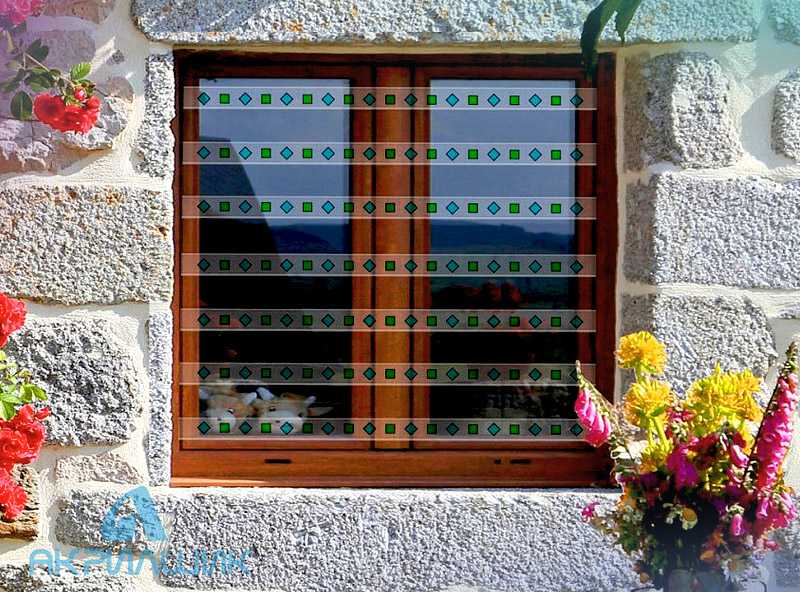 Установка прозрачных решеток на окна из поликарбоната: правила выбора