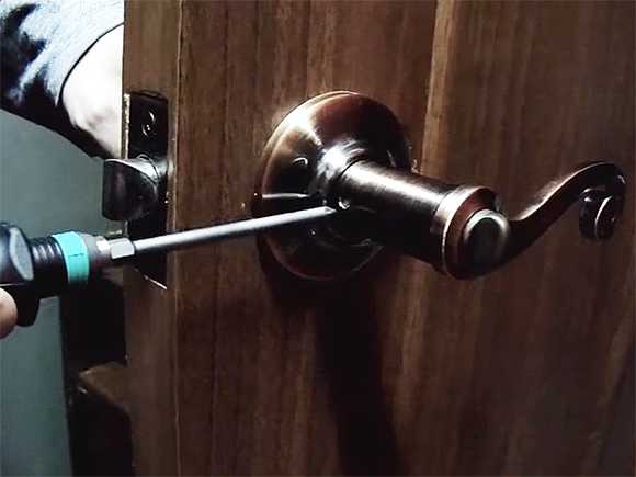 Как починить защелку на межкомнатной двери?