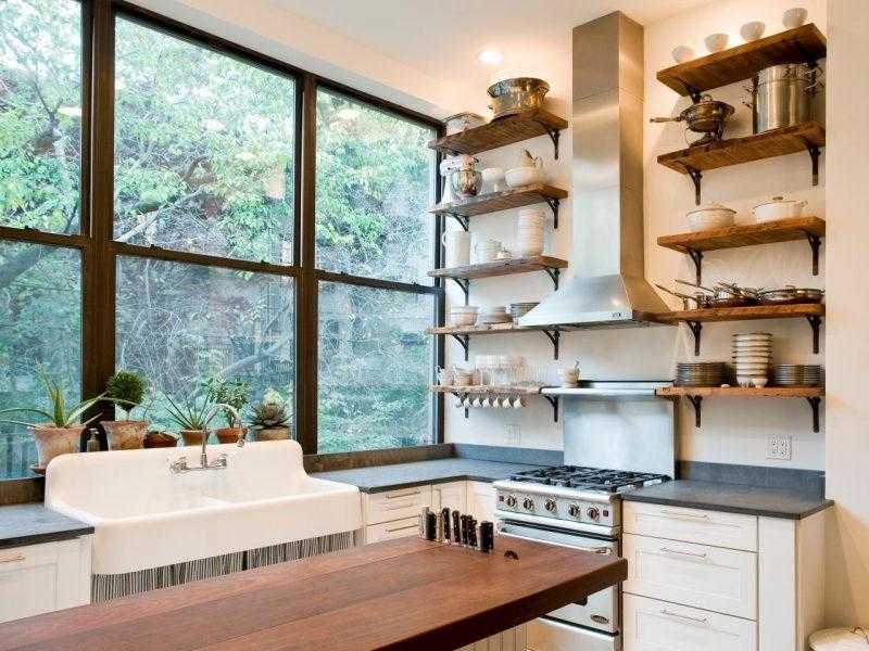 Полки навесные в интерьере кухни, оригинальные деревянные и металлические варианты, современные идеи оформления своими руками