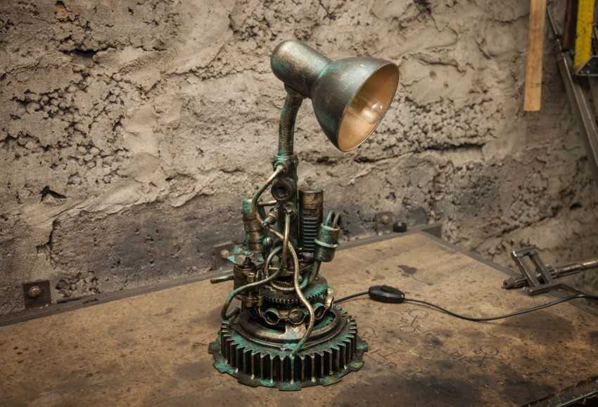 Настольный светильник своими руками из подручных материалов фото