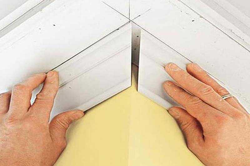 Как правильно приклеить потолочные плинтуса в углах: инструменты для обрезки