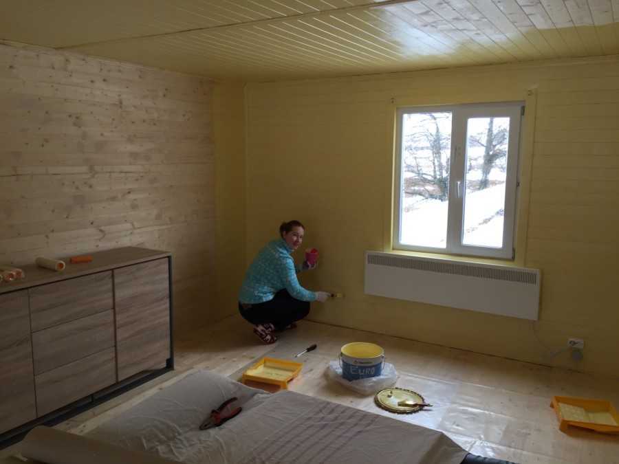 Покраска деревянных стен внутри дома: техника и материалы (брус, бревна)