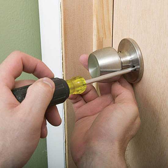 Как поменять ручку на входной металлической двери - строительный журнал