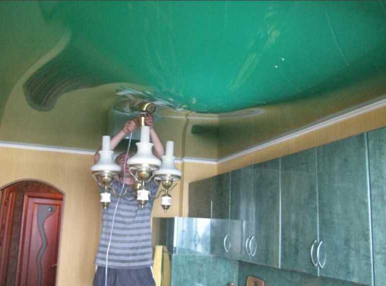 Как слить воду с натяжного потолка самостоятельно?