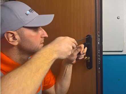 Как снять ручку на пластиковой двери (видео)