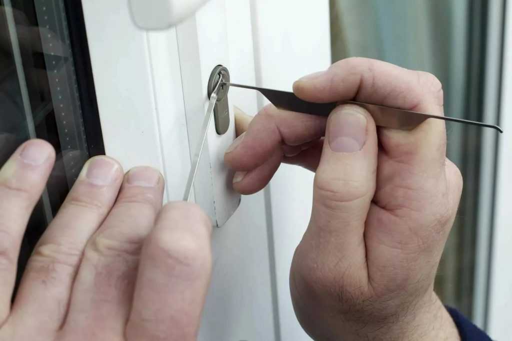 Как взломать дверной замок скрепкой или шпилькой
