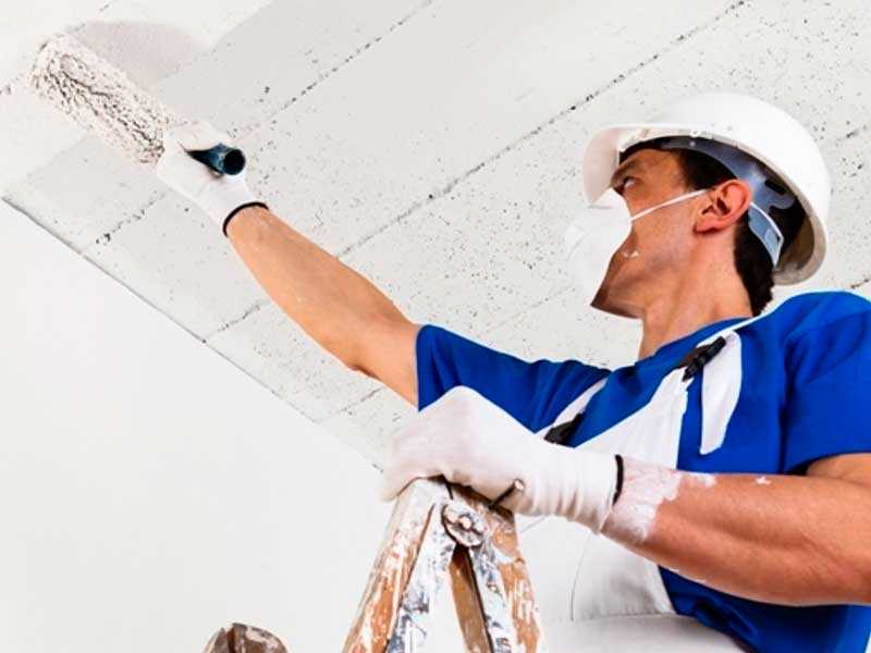 Подготовка к покраске потолка: обработка помещения, удаление старой отделки, устранение деформаций и шпатлевание