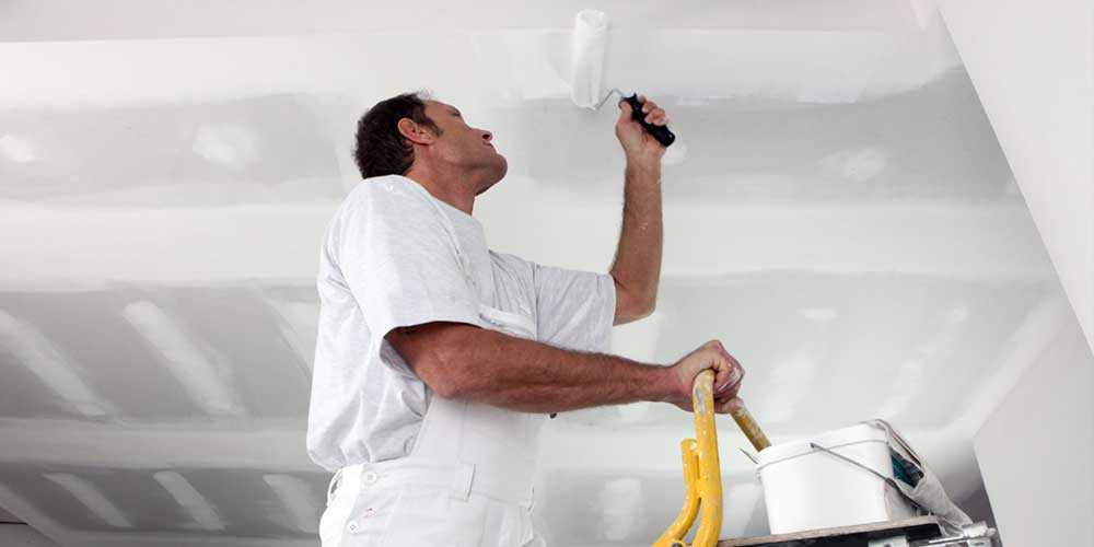 Покраска потолочной плитки из пенопласта: какая краска лучше, как освежить пенопластовую плитку на потолке, чем покрасить, как обновить