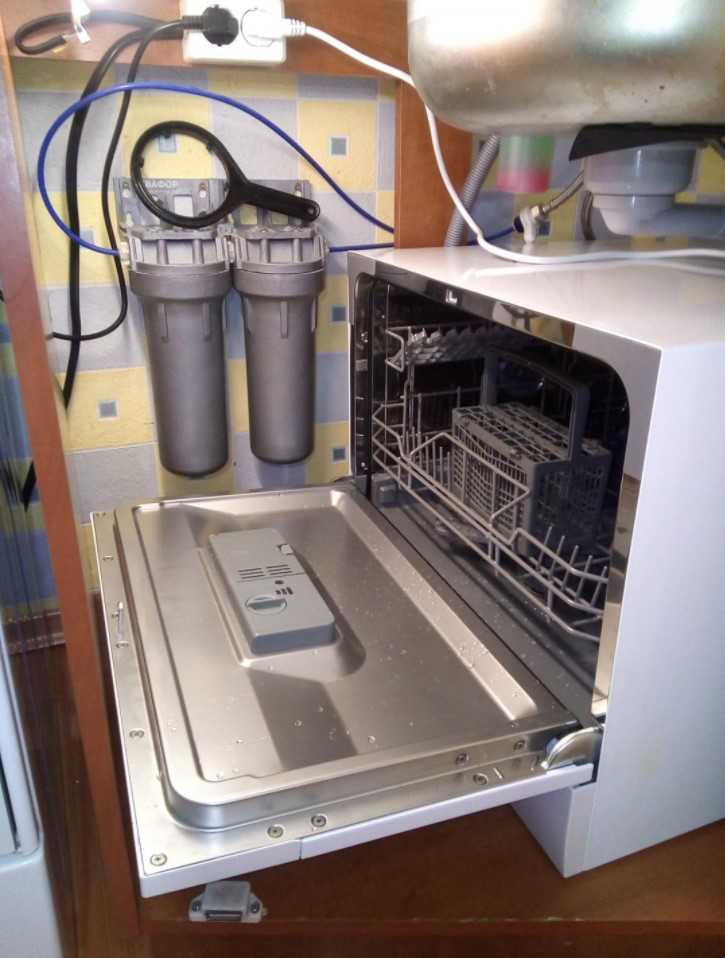 Как установить посудомоечную машину в готовую. Посудомоечная машина встраиваемая 60 под мойку. Посудомоечная машина под раковину. Крепление посудомоечной машины. Посудомойка под мойкой.