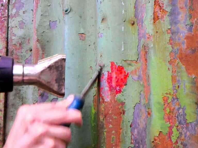 Как удалить старую краску с дверей и покрыть новой максимально быстро