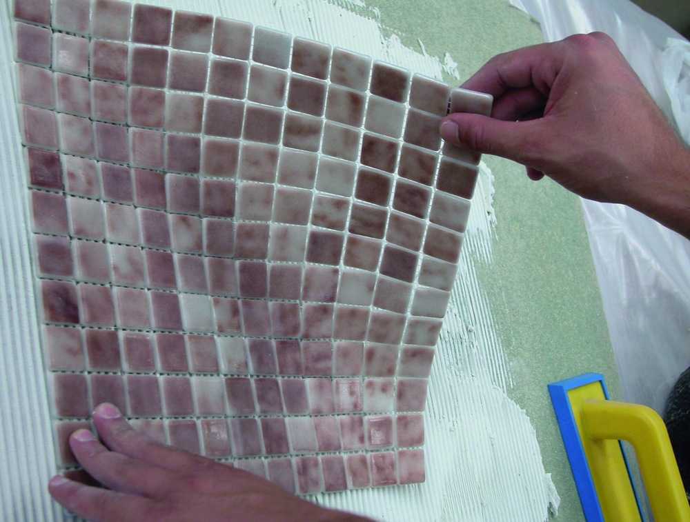 Отличие мозаики на бумаге и на сетке, этапы укладки данной плитки на стены и пол