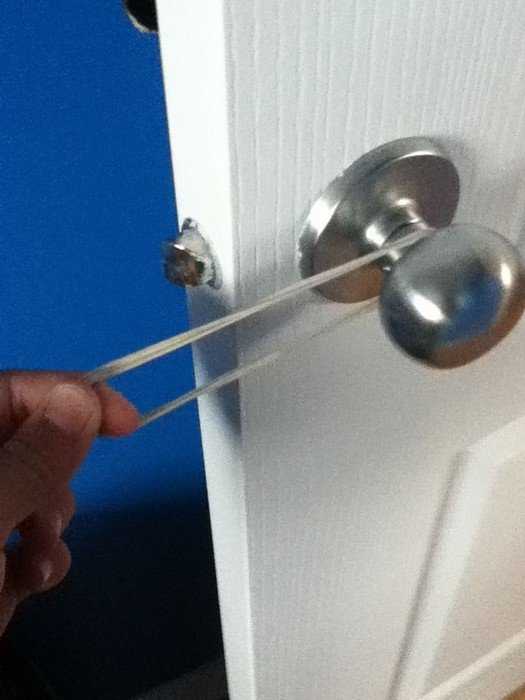 Как открыть межкомнатную дверь если она захлопнулась