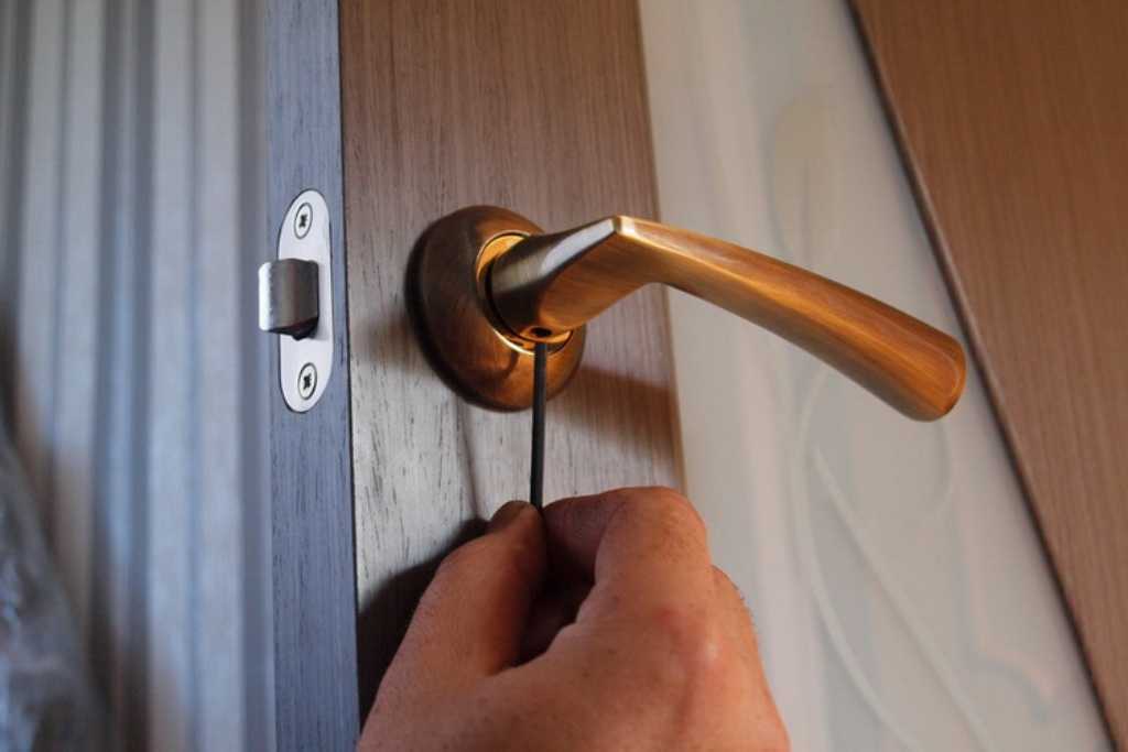 Как разобрать межкомнатную дверную ручку с замком