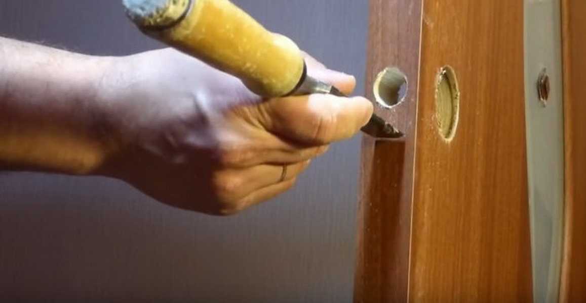 Как врезать замок в межкомнатную дверь своими руками: инструкция по установке