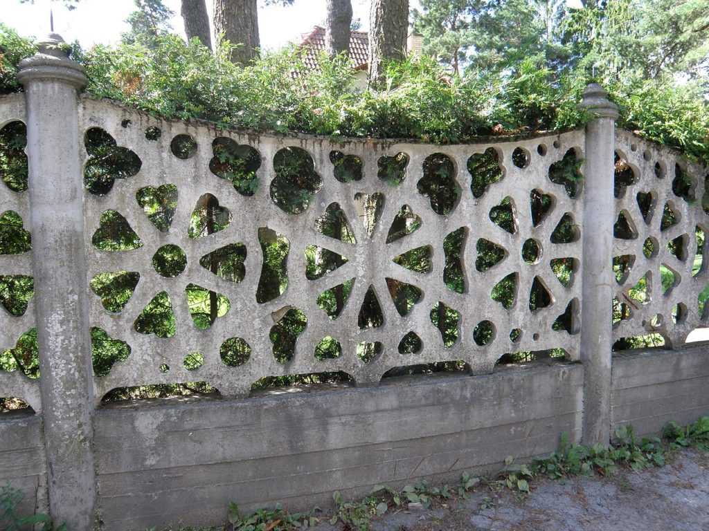 Бетонный забор: 75 фото красивых идей и варианты установки бетонных конструкций