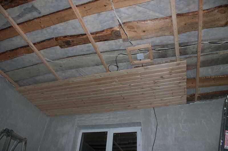 Как сделать потолок из досок – варианты обшивки потолка, правила монтажа