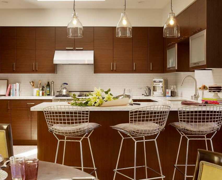 Освещение рабочей зоны на кухне и в гостиной над обеденным столом: как правильно организовать, люстры для маленьких кухонь
 - 30 фото