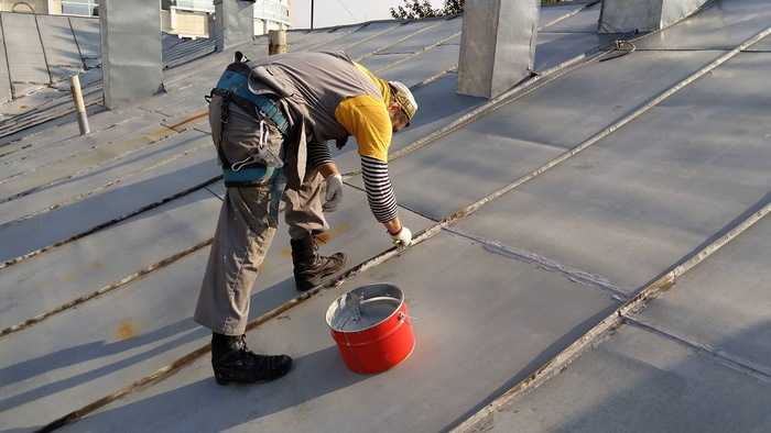 Протекает крыша – как экстренно устранить протечки?