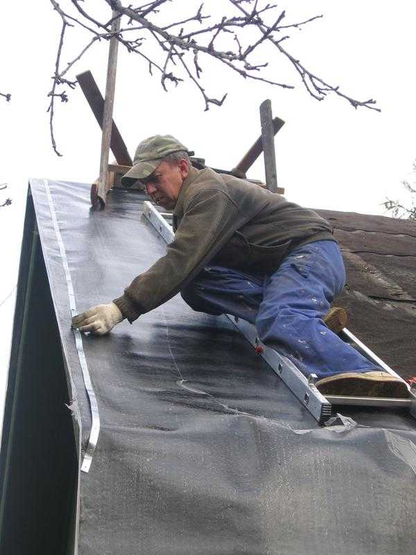 Чем крепить рубероид к деревянной крыше: подробные инструкции