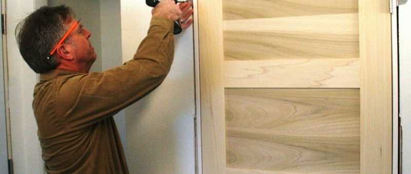 Покраска деревянных дверей: выбор инструментов и материалов