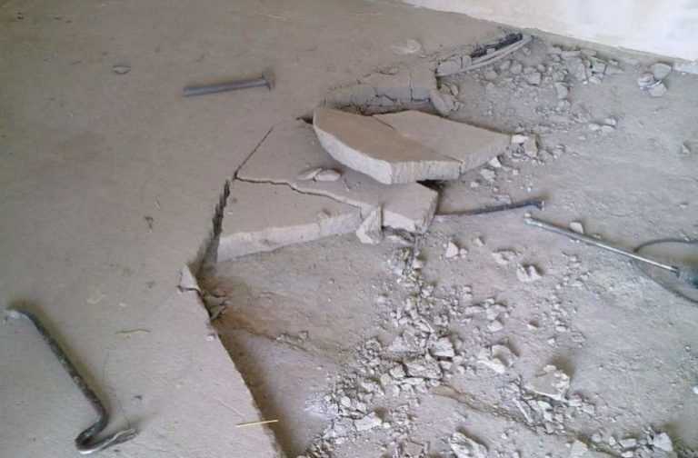 Демонтаж стяжки: методы, особенности и как самому сделать демонтаж старой цементной стяжки пола