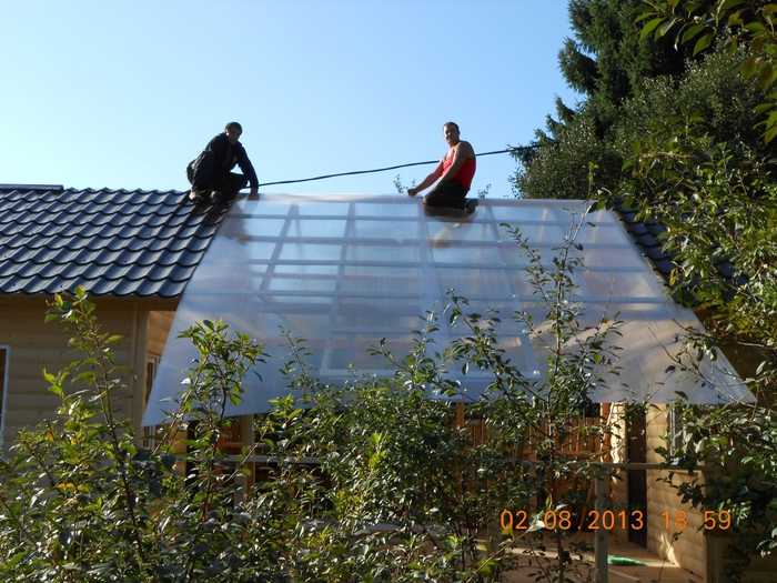 Как правильно установить односкатную крышу из поликарбоната?