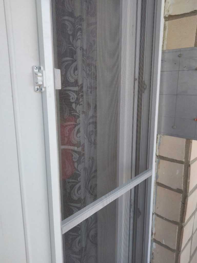 Москитная сетка на балконную дверь: выбор и установка своими руками