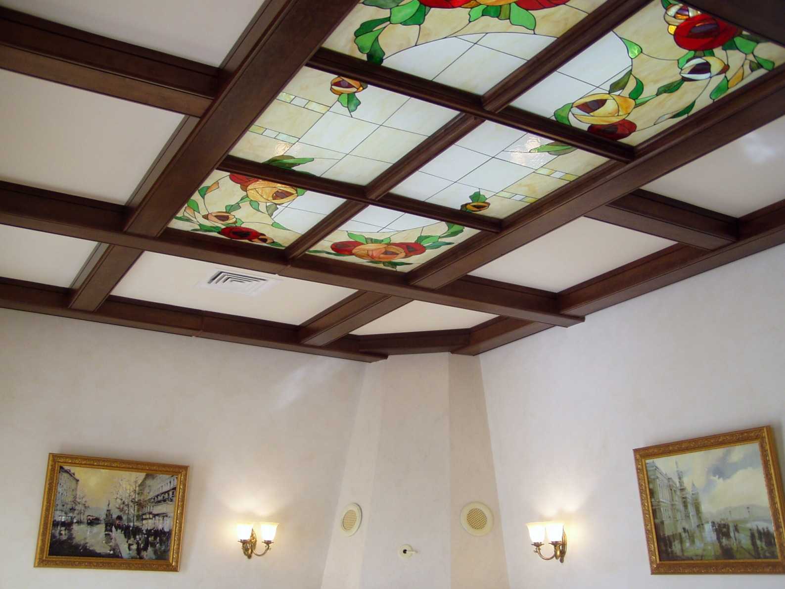 Потолок с деревянными вставками