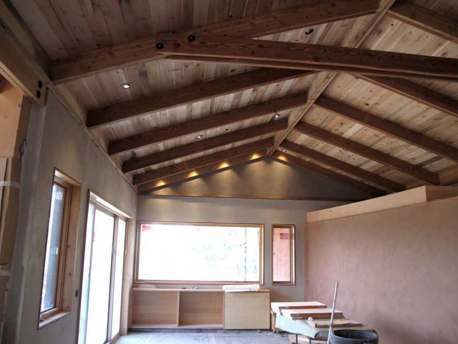 Черновой потолок по деревянным балкам изнутри перед натяжным: лучшее решение для частного дома из газобетона