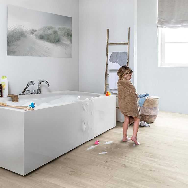 Водостойкий ламинат для ванной: его особенности и нюансы укладки