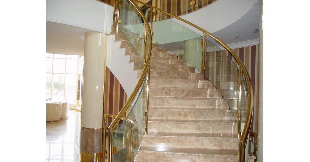 Мраморная лестница в доме: 5 идей для применения камня