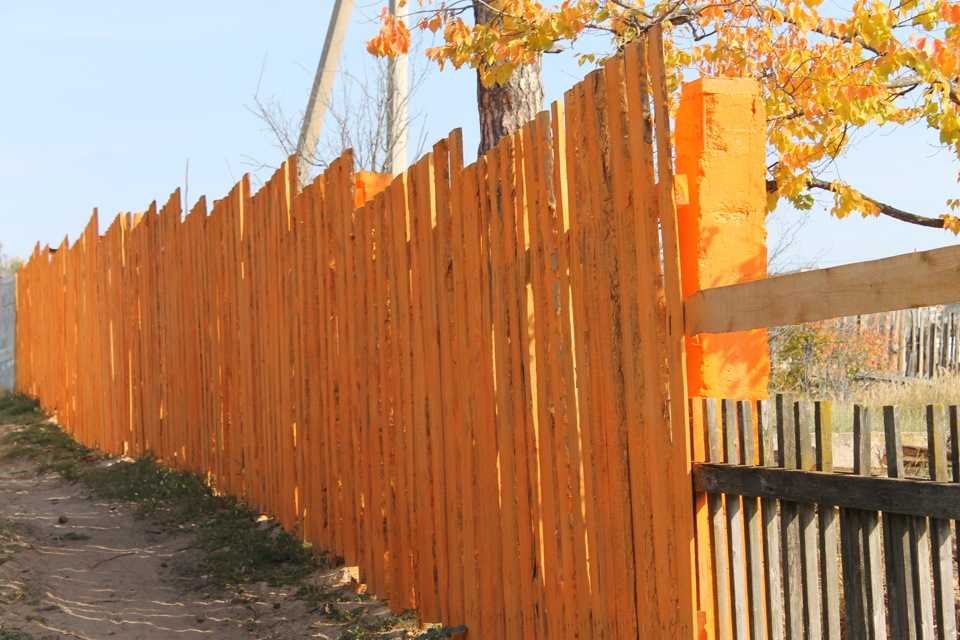 Чем и как лучше покрасить деревянный забор надолго